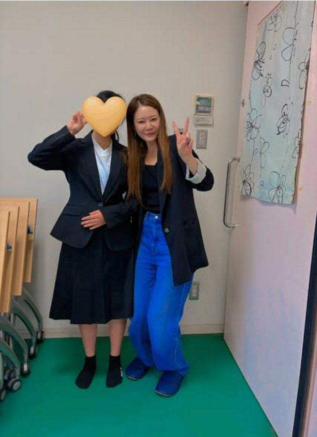 スーツを着た若者と代表・木村麻美