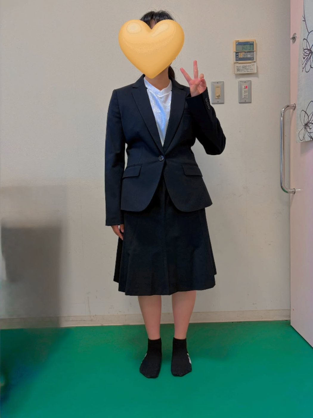 届けたスーツを着た若者